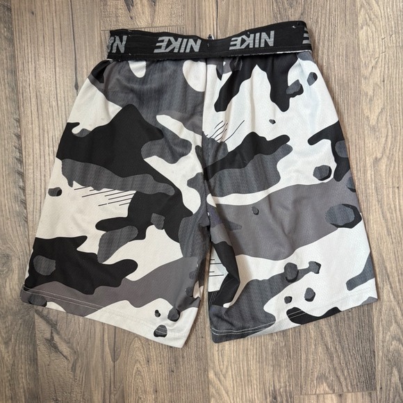 Nike Men's Camouflage Print Athletic‎ Shorts Gray Black White Size Medium - Picture 3 of 6